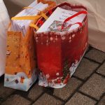 ...bestehend aus 2 Tüten voller Zubehör für eure magische Wichteltür